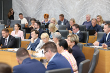 Poslanci potrdili razpis treh posvetovalnih referendumov