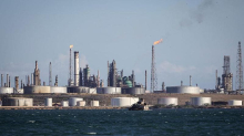 Usa, maxi accordo sul petrolio con il Venezuela. Trump: “A noi 65 miliardi di barili, raddoppiate le riserve”