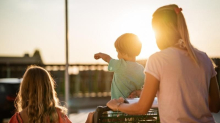 Investire per i figli, la guida: dal libretto postale agli Etf, come costruire un capitale nel tempo
