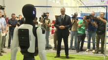 VUČIĆ U DUELU SA ROBOTOM! Predsednik stao na gol, mašina se zaletela, a onda... Na kraju mu poručio - SJAJAN SI BIO, DRUŽE (FOTO)