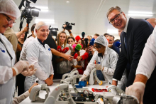 VUČIĆA POZDRAVIO PRVI HUMANOIDNI ROBOT PROIZVEDEN U SRBIJI! Predsednik video budućnost na delu, pa otkrio šta stiže za 15 dana: Sa ponosom vam to saopštavam!