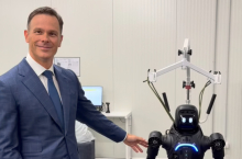 Mali posetio fabriku robota u Šapcu: 