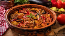 PRAVI SRPSKI ĐUVEČ: Ručak iz rerne koji miriše na tradiciju i leto (RECEPT)