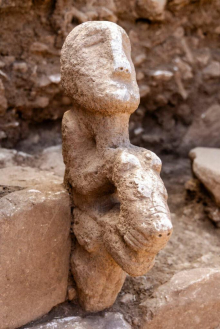 V Turčiji odkrili 11.000 let staro skulpturo človeške figure, ki jezdi leoparda
