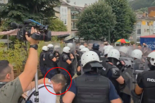 STRAVIČAN NAPAD BLOKADERA NA NOVINARA I POLICIJU U UŽICU Pogledajte trenutak kada je pogođen KAMENOM! Izgubili kompas, zasipaju narod kamenicama (VIDEO)