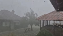 (VIDEO) NEBO SE OTVORILO, APOKALIPTIČNI PRIZORI IZ SRBIJE! Grad veličine šljive tukao bez milosti, vetar iščupao šatru sa veselja! Jedan mladoženja se SNAŠAO!