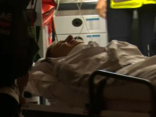 Pogačar bolnišnico zapustil na nosilih, operirali naj bi ga v Barceloni #video