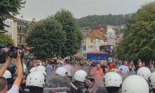 POLICAJCA NAPALI STOLICOM, NOVINARE KAMENJEM I ČEKIĆEM! Oglasio se MUP posle divljačkog ponašanja blokadera u Užicu, otkrili i koliko se ljudi okupilo