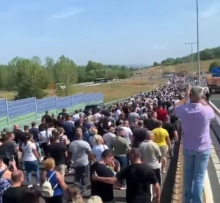 OVO NISTE MOGLI DA VIDITE NA TELEVIZIJI, PREDSEDNIK VUČIĆ OBJAVIO SNIMAK: A na njemu reka ljudi! Narodu poslao moćnu poruku: Ujedinjeni, idemo u nove pobede!