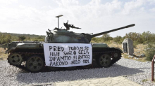 VIDEO Poruka Ratku Mladiću na tenku u Pakovu Selu: 'Pred tobom se nije saglo čelo...'