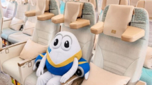 Ryanair provoca Emirates per il nuovo poggiatesta: “Lo odio”. La replica sulla distanza dei sedili