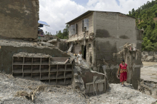 Reševalci v Nepalu skušajo priti do več sto ljudi, domnevno ujetih v predorih hidroelektrarn