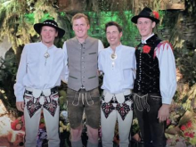 Peter Prevc in Anže Lanišek v posebnih opravah gosta Kamila Stocha
