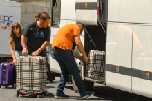 SRBI OSTALI NA ULICI ISPRED SMEŠTAJA U GRČKOJ! Među njima i dete sa invalidetetom! Otišli preko agencije, satima stoje na asfaltu: 
