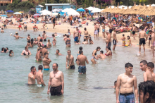 Misteriozni svrab i peckanje nakon kupanja u moru uznemirili turiste u Grčkoj: Kupači u strahu, evo na šta sumnjaju