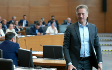 Mandatno-volilna komisija predlaga, da DZ ne prizna imunitete Golobu. Ta jo je že pred tem zavrnil.