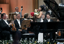 Spektakel črno-belih tipk z virtuozno Yujo Wang in Mahlerjevim komornim orkestrom