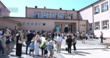 RADOST U LEPOSAVIĆU! 75 đaka prvaka krenulo u školu! Prvi školski dan počeo himnom Bože pravde! Evo šta kažu tate prvačića (VIDEO)
