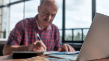 Starejši delavci so postali iskani; kaj želijo, da bi ostali dlje v službi