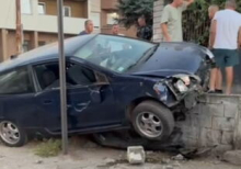 (VIDEO) AUTOMOBIL ULETEO NA AUTOBUSKO STAJALIŠTE U BORČI, IMA POVREĐENIH Stravičan prizor na licu mesta, vozio mrtav pijan