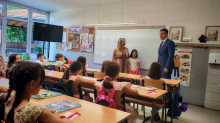 Školske klupe ponovo pune osmeha: Pavlović sa đacima - 