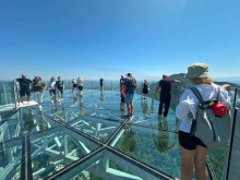 Nova atrakcija: Stakleni vidikovac na Kablaru za mesec dana posetilo više od 20.000 turista
