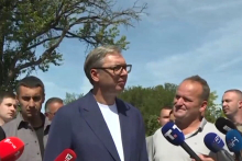 UŽIVO VUČIĆ STIGAO U BAGREMOVO: Predsednik u poseti gazdinstvu Stankovića, odmah krenuo u akciju - 