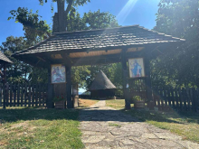 Šta se dogodilo ispred ove male crkve u Šumadiji: Vekovima kasnije njene grede i duborezi i dalje čuvaju priču o rađanju moderne Srbije (FOTO)