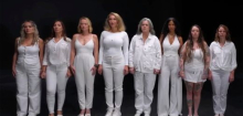 Rosie O'Donnell singt gemeinsam mit Opfern von Jeffrey Epstein »I Am Woman«