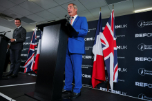 Britanska protipriseljenska stranka Reform UK sredi novega škandala v vzezi z donacijami