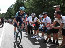 Van Aert v velikem slogu, Skjelmose napadel Omrzela, a je glavnina odgovorila