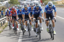 Van Aert lovi etapno zmago, glavnina zaostaja pet minut