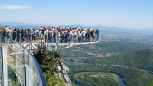 STRANCIMA NAJLEPŠE USPOMENE SA NAŠEG STAKLENOG VIDIKOVCA: Turistička atrakcija na vrhu Kablara već postaje zamajac čačanskog kraja (FOTO)