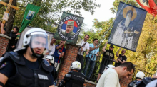 FOTO 'Pride marš' u Beogradu: Prosvjednici veličali Mladića, policija privela svećenika...