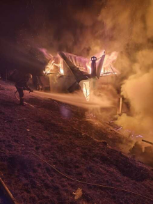 Stravični prizori iz Gostuna! Vatra progutala čitavu kuću porodice Bojović, od porodičnog doma ostali samo zgarište i pepeo (FOTO)