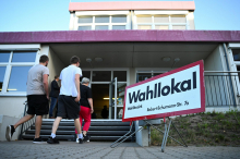 Ankete napovedujejo zmago skrajno desnega AfD-ja. Do 12.00 visoka volilna udeležba.