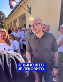 POBEDNIČKA ATMOSFERA U NOVOM SADU Miloš Vučević razgovarao sa građanima i probao specijalne bombonice 