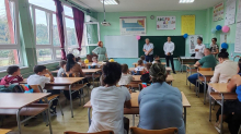 KOMPLET UDŽBENIKA MLAĐIMA, PO 15.000 DINARA STARIJIMA Opština Mali Zvornik pomaže osnovcima! (FOTO)