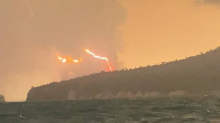 VIDEO Iz vulkana u Indoneziji širi se gusti crni dim, zatvorili sedam zračnih luka zbog pepela