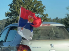 SVI DO JEDNOG SA SRPSKIM TROBOJKAMA: Kolone vozila iz zapadne Srbije krenule da odaju poslednju počast generalu Mladiću (VIDEO)