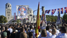 REKA LjUDI ČEKA DA ODA POSLEDNjU POŠTU GENERALU: Hiljade građana na ispraćaju Ratka Mladića (VIDEO)