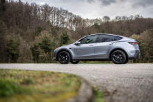 Tesla uvaja popolnoma samostojno vožnjo pod nadzorom v Sloveniji