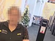 Frustrating moment Commonwealth Bank worker refuses to accept cash from a customer trying to pay down a debt: 'What am I meant to do?'