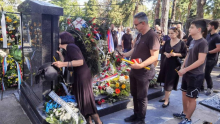 PORODICA NA GROBU GENERALA MLADIĆA: Dan nakon sahrane na Topčiderskom groblju (VIDEO)