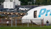 FOTO Amazonov avion izletio je par metara od gomile Teslinih robotaksija. Musk: 'Čudno!'