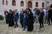 Tri generacije Karađorđevića zajedno na Svetoj Gori: Iguman Metodije odlikovan Karađorđevom zvezdom (Foto)