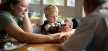 Erziehung: Warum falsches Lob Kinder eher zum Schummeln verleitet