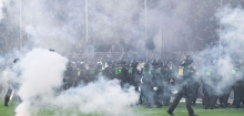DFB-Pokal: Pyrotechnik zurück in den Fanblock geworfen? – Ermittlungen gegen Polizisten