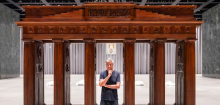 Maurizio Cattelan Ausstellung in der Neuen Nationalgalerie in Berlin: Hitler, das deutsche Fegefeuer und die unschlüssigen Tauben