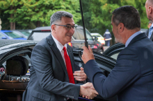 Izraelski zunanji minister Gideon Sar prispel v Slovenijo. V Ljubljani zvečer napovedani protesti.